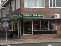 819978 Gezicht op de winkelpui van het hoekpand Jan van Scorelstraat 8 (Bakkerij Kooy) te Utrecht.